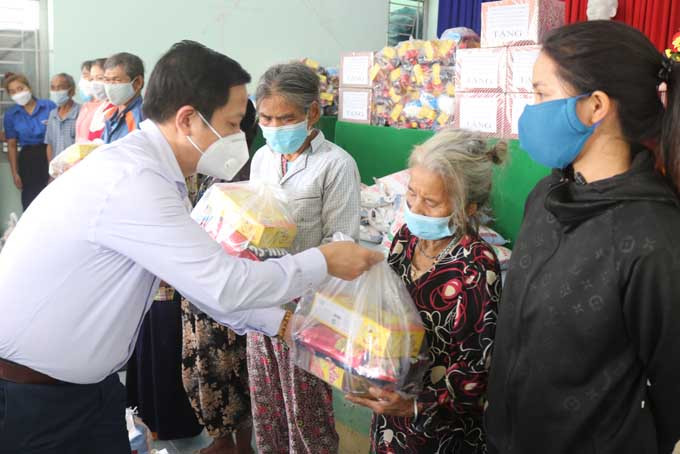 Ông Hà Quốc Trị tặng quà cho hộ nghèo xã Khánh Hiệp.