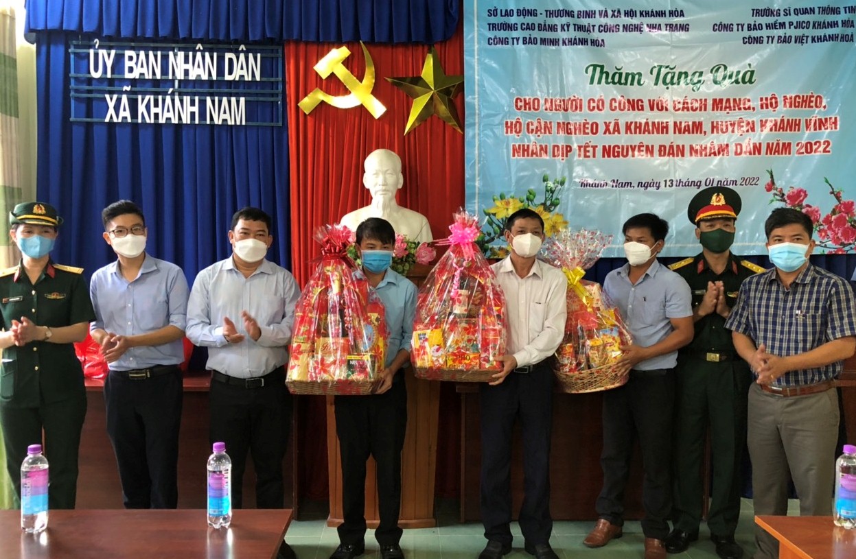 Trao 382 suất quà Tết cho các đối tượng chính sách xã Khánh Nam