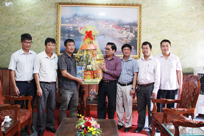 Ông Trần Mạnh Dũng tặng quà Tết cho UBND huyện Khánh Sơn.