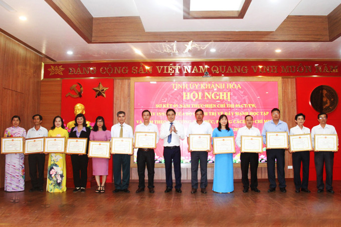 Đồng chí Nguyễn Khắc Toàn trao bằng khen cho các tập thể có thành tích xuất sắc trong việc thực hiện Chỉ thị 05 của Bộ Chính trị giai đoạn 2016 - 2021.