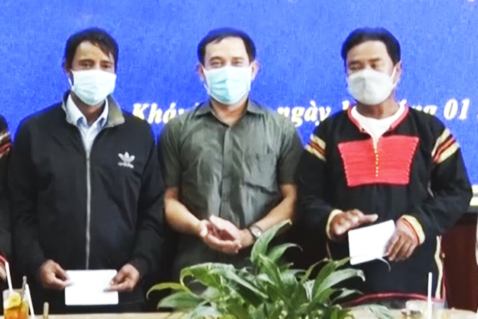 Ban Dân tộc tỉnh Khánh Hòa tặng 42 suất quà cho người có uy tín trong đồng bào dân tộc thiểu số