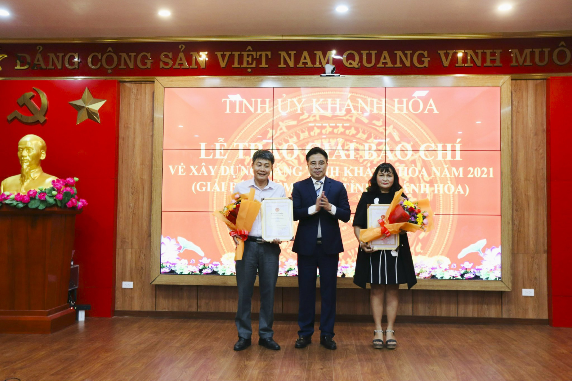 Phó Bí thư thường trực Tỉnh ủy Nguyễn Khắc Toàn trao giải cho các tác giả đạt giải B