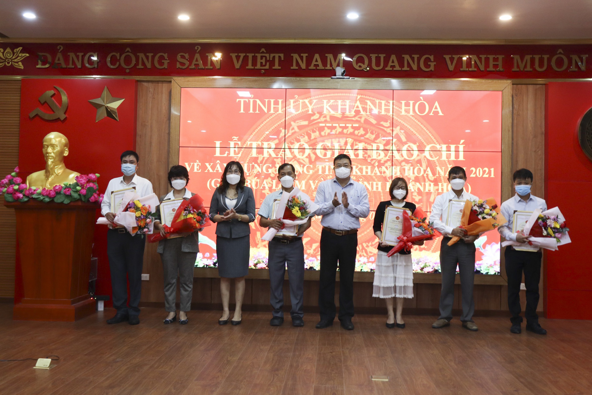 Ông Võ Hoàn Hải - Ủy viên Ban Thường vụ Tỉnh ủy, Giám đốc Sở Giáo dục và Đào tạo trao giải Khuyến khích cho các tác giả đạt giải