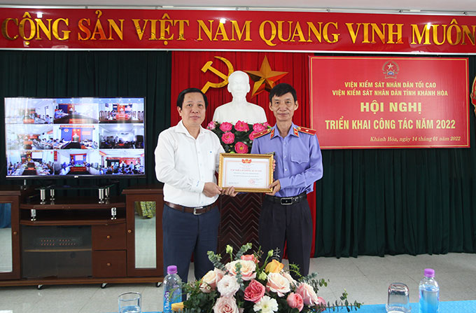 Ông Hà Quốc Trị trao danh hiệu Tập thể lao động xuất sắc năm 2021 cho Viện Kiểm sát nhân dân tỉnh.