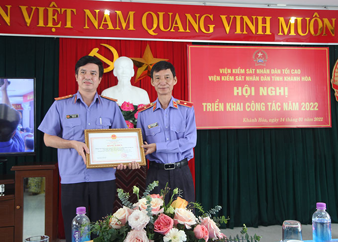 Ông Nguyễn Văn Minh - Viện trưởng Viện Kiểm sát nhân dân tỉnh trao bằng khen cho Phòng Thực hành quyền công tố và kiểm sát hình sự phúc thẩm. 