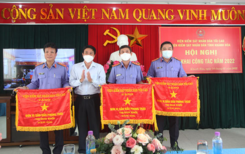 Ông Lữ Thanh Hải trao cờ thi đua cho các tập thể.