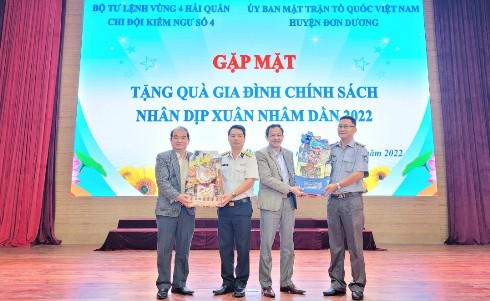 Lãnh đạo 2 đơn vị tặng quà cho Huyện ủy, UBND huyện Đơn Dương.