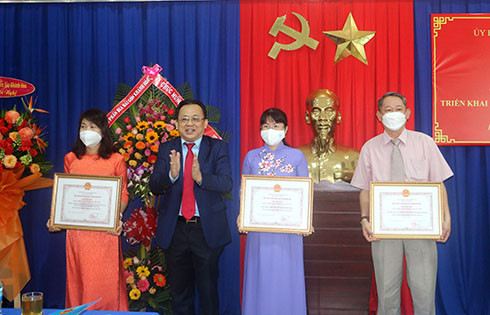 Ông Lê Hữu Hoàng trao bằng khen cho 3 tập thể đạt danh hiệu lao động xuất sắc năm 2021
