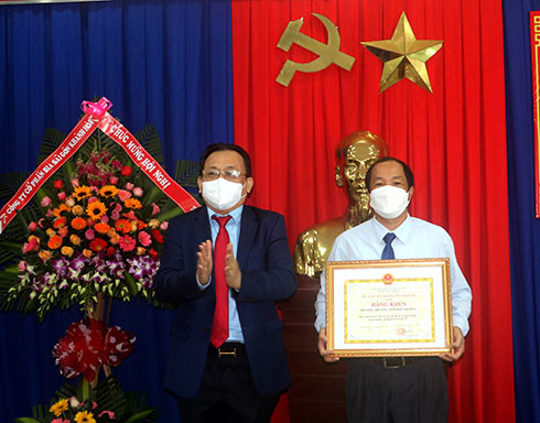 Ông Lê Hữu Hoàng trao bằng khen về công tác phòng chống dịch Covid-19 cho đại diên Sở Công Thương