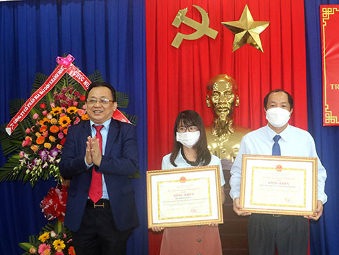 Ông Lê Hữu Hoàng trao bằng khen cho 1 tập thể và 1 cá nhân  có thành tích về công tác an toàn thực phẩm