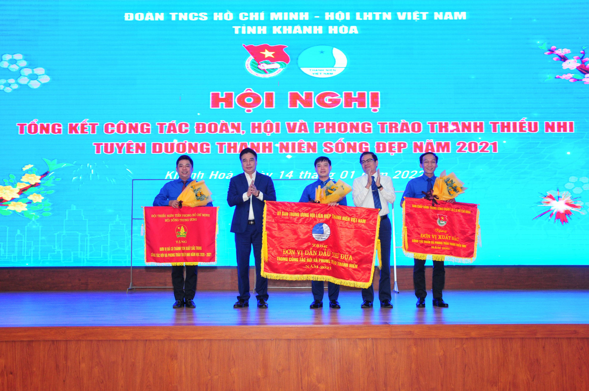 Lãnh đạo tỉnh trao cờ thi đua của Trung ương cho Tỉnh đoàn, Hội LHTN Việt Nam tỉnh và Hội đồng Đội tỉnh