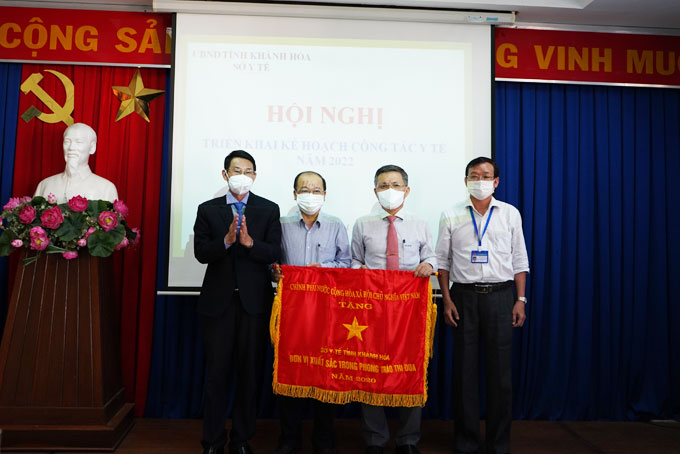 Ông Đinh Văn Thiệu trao cờ thi đua của Thủ tướng Chính phủ cho tập thể Sở Y tế.