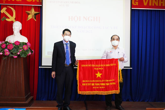 Ông Đinh Văn Thiệu trao cờ thi đua của Thủ tướng Chính phủ cho Bệnh viện Đa khoa tỉnh,