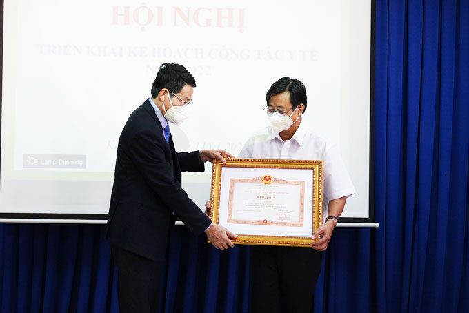 Ông Đinh Văn Thiệu trao bằng khen của Thủ tướng cho cá nhân.