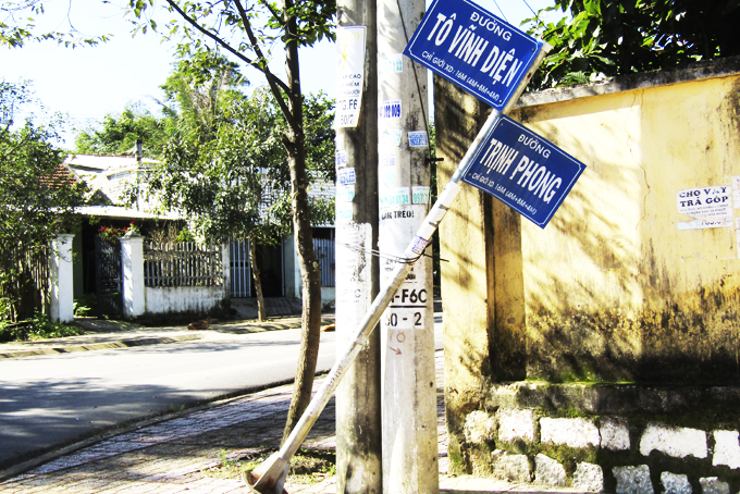 Cần dựng lại trụ biển tên đường