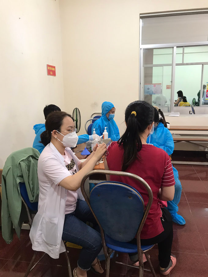 Tiêm vắc xin mũi 3 cho người dân ở Nha Trang
