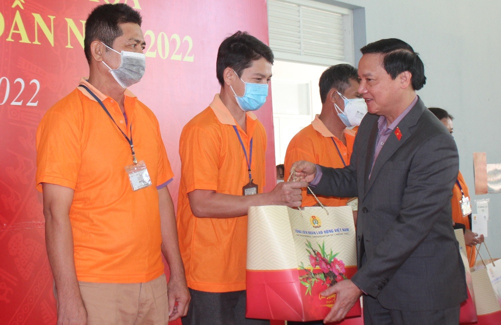 Ông Nguyễn Khắc Định tặng quà Tết cho công nhân.
