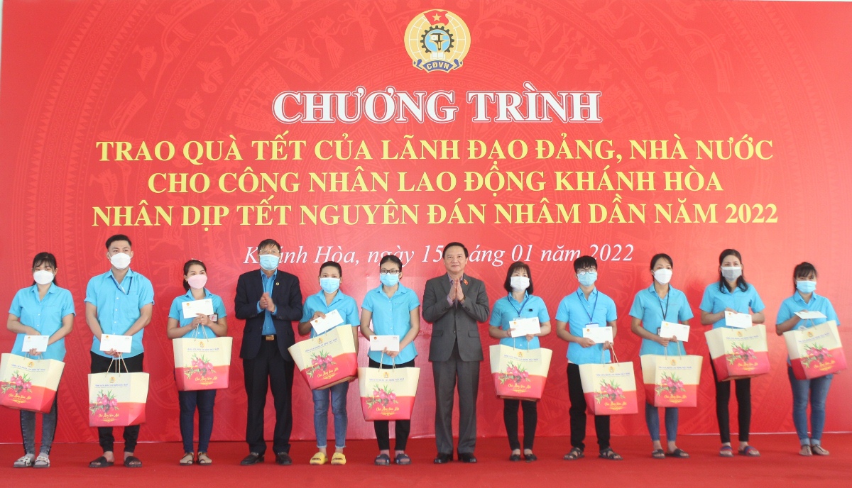 Ông Nguyễn Khắc Định trao quà cho công nhân Khu công nghiệp Suối Dầu.