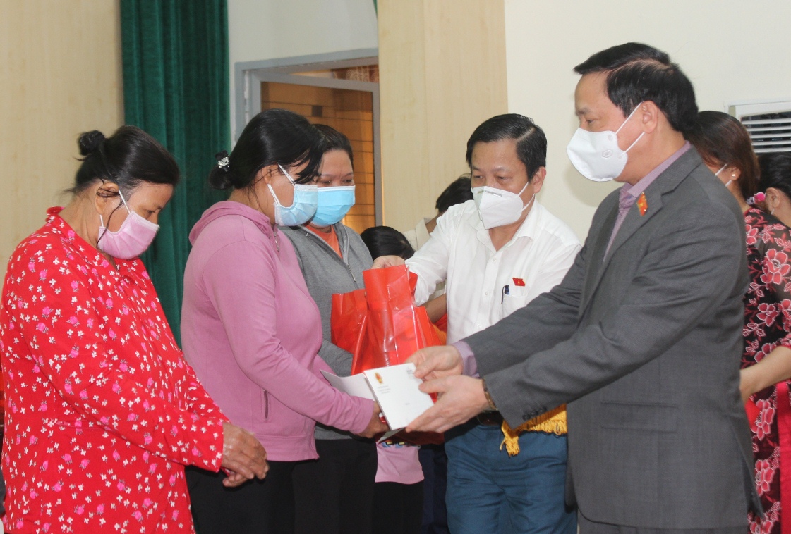 Ông Nguyễn Khắc Định và Hà Quốc Trị trao quà Tết cho hộ nghèo huyện Diên Khánh.