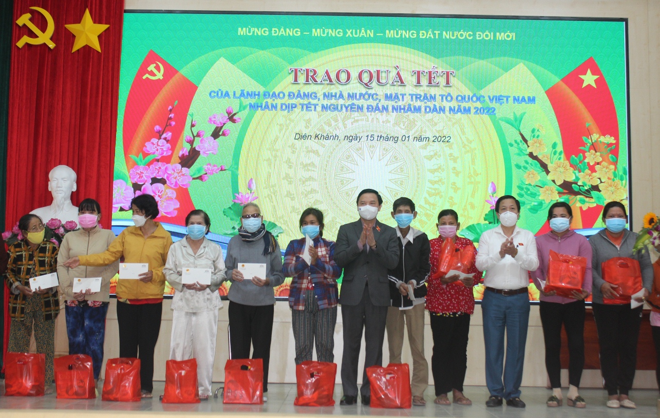 Những suất quà Tết được Phó Chủ tịch Quốc hội Nguyễn Khắc Định và ông Hà Quốc Trị trao cho hộ nghèo huyện Diên Khánh.