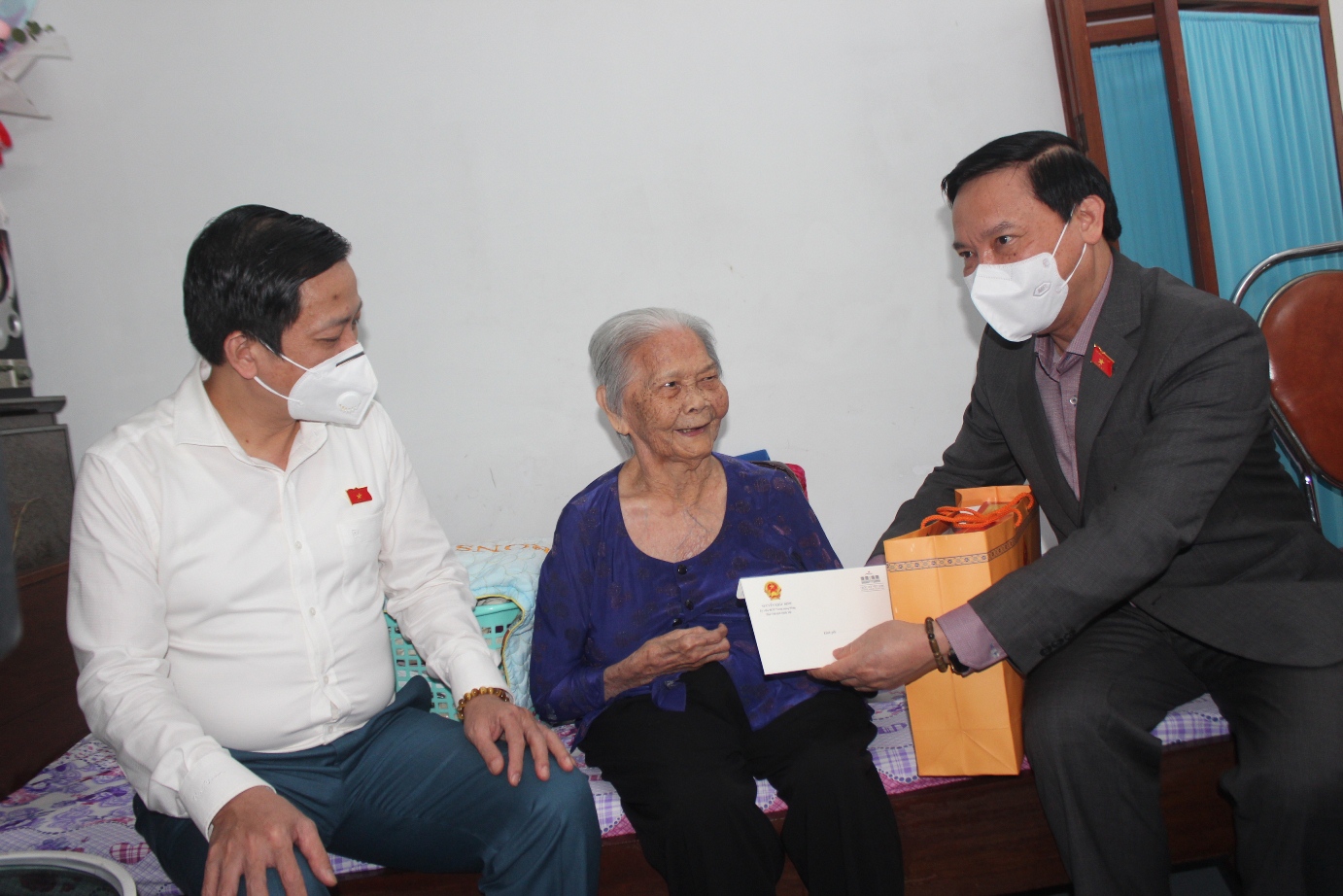 Ông Nguyễn Khắc Định thăm và tặng quà Tết cho mẹ Việt Nam anh hùng Đặng Thị Bích.