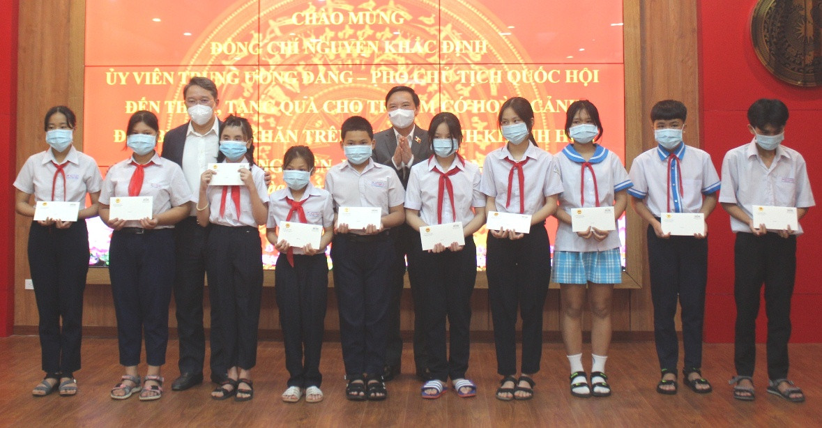 Ông Nguyễn Khắc Định và ông Nguyễn Hải Ninh trao học bổng cho trẻ em có hoàn cảnh đặc biệt khó khăn.