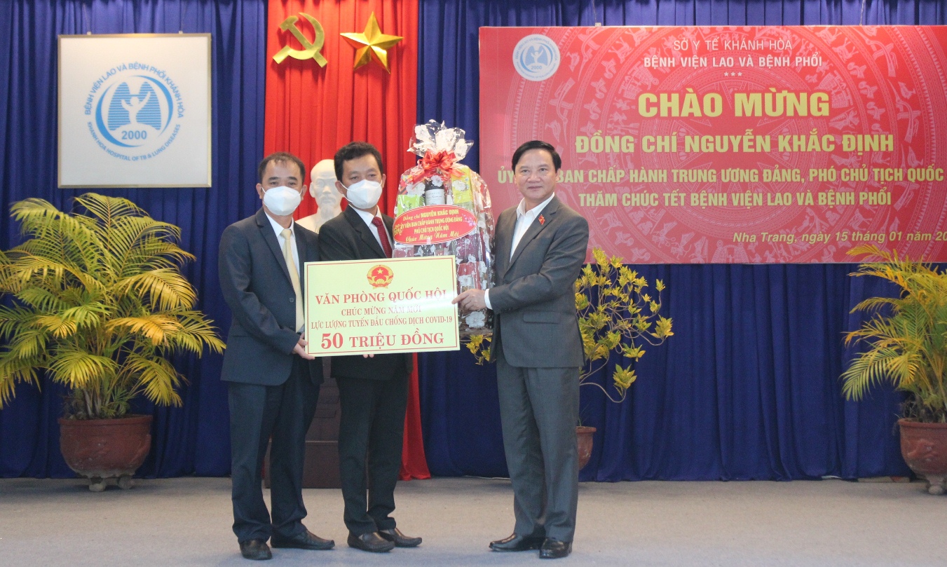 Ông Nguyễn Khắc Định trao hỗ trợ tại Bệnh viện Lao và Bệnh Phổi tỉnh Khánh Hòa.