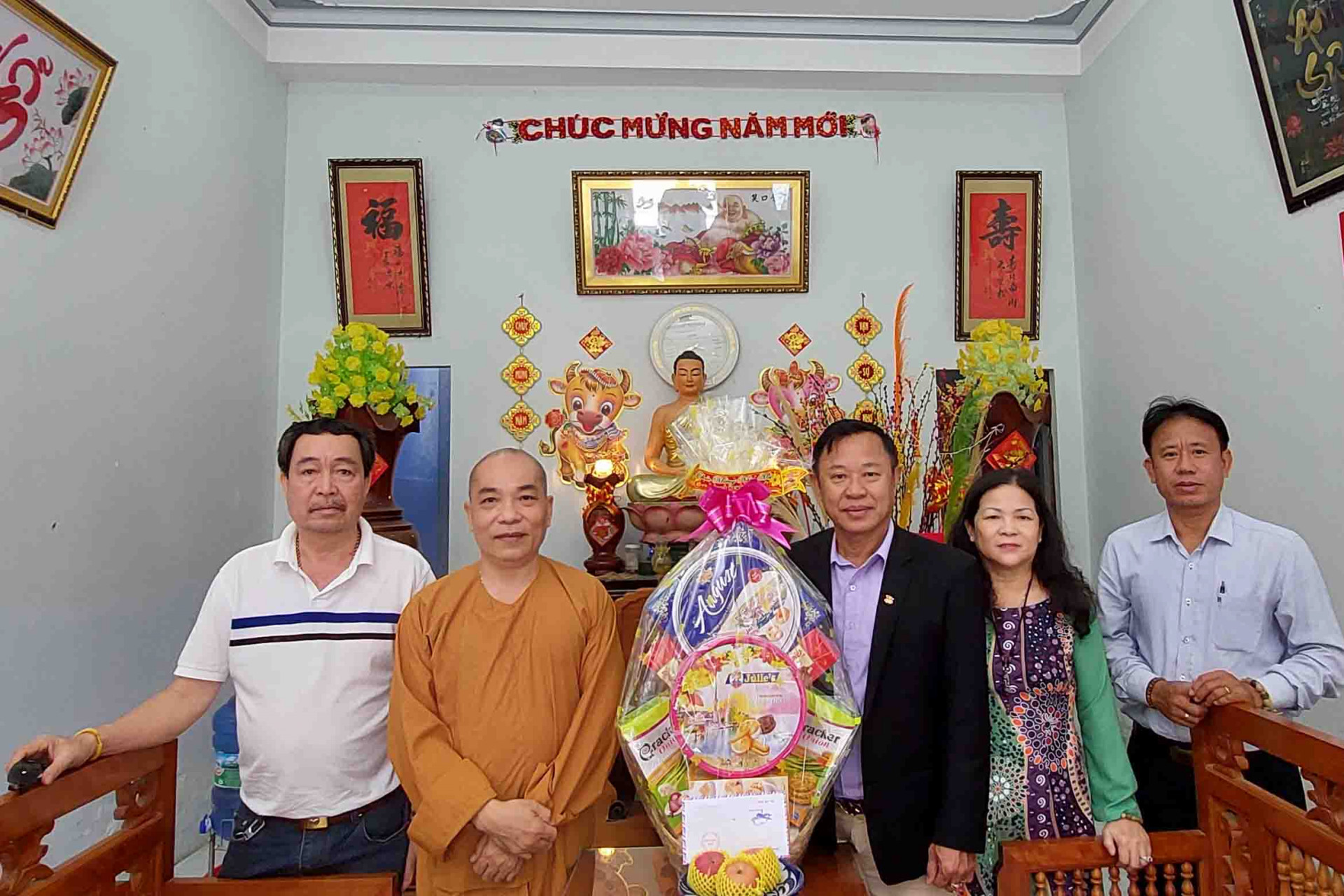 Lãnh đạo Hội Bảo tồn di sản văn hóa và Du lịch tâm linh tỉnh chúc tết trụ trì chùa Long Sơn. 