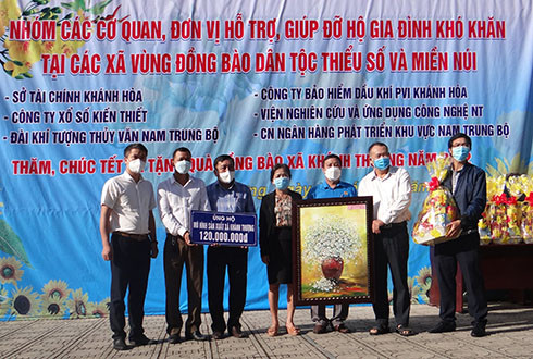 Đại diện các đơn vị trong nhóm trao tượng trưng số tiền hỗ trợ phát triển mô hình sản xuất cho các hộ dân khó khăn xã Khánh Thượng.
