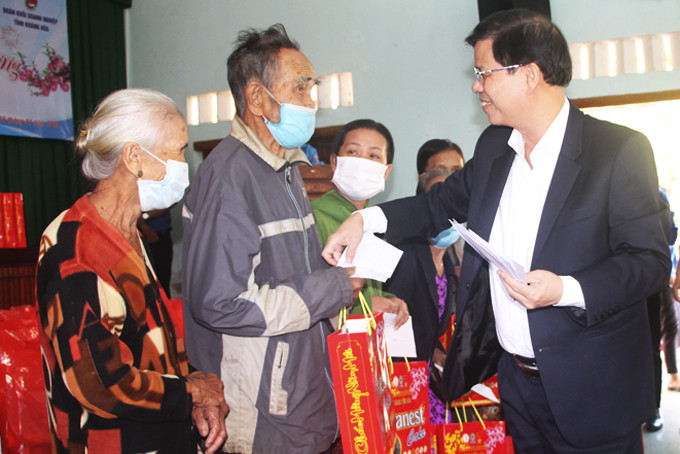 Ông Nguyễn Tấn Tuân trao quà cho người dân xã Ninh Quang.