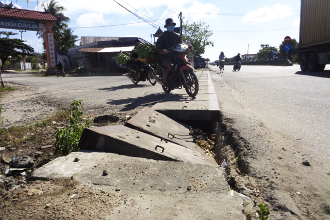 Mương thoát nước bị sụp