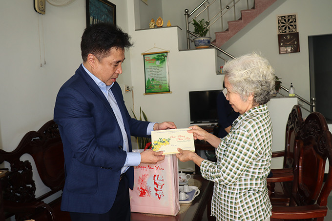 Đồng chí Nguyễn Khắc Toàn thăm hỏi, tặng quà cho gia đình đồng chí Mai Xuân Cống