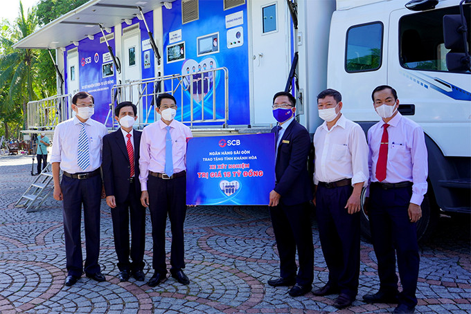 Ngân hàng TMCP Sài Gòn (SCB) trao tặng xe xét nghiệm Covid-19 lưu động cho tỉnh Khánh Hòa 