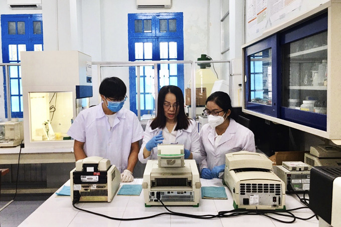 Sinh viên Trường Đại học Nha Trang thực hành tại phòng thí nghiệm công nghệ cao  về công nghệ sinh học.