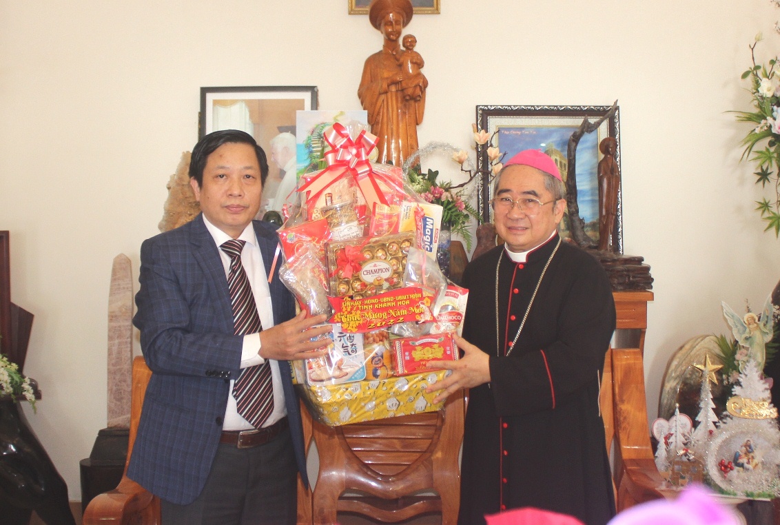 Ông Hà Quốc Trị tặng quà, chúc Tết tại Tòa Giám mục Giáo phận Nha Trang.