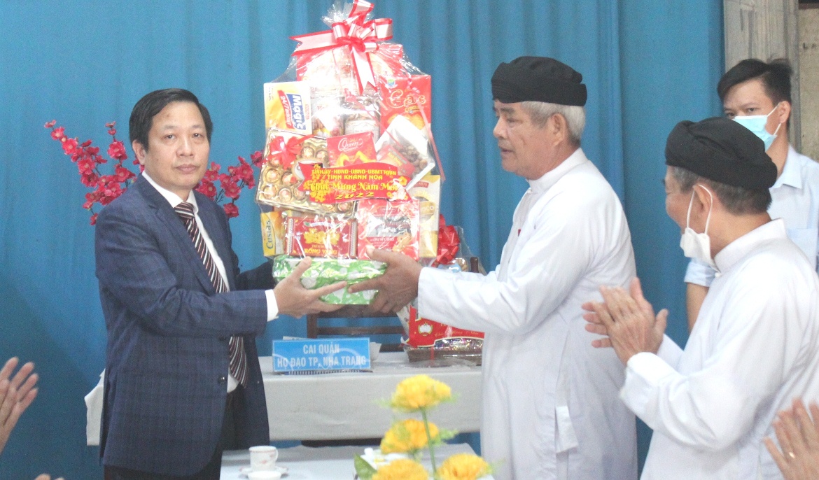 Ông Hà Quốc Trị tặng quà, chúc Tết tại Ban đại diện Hội thánh Cao Đài Tòa Thánh Tây Ninh.