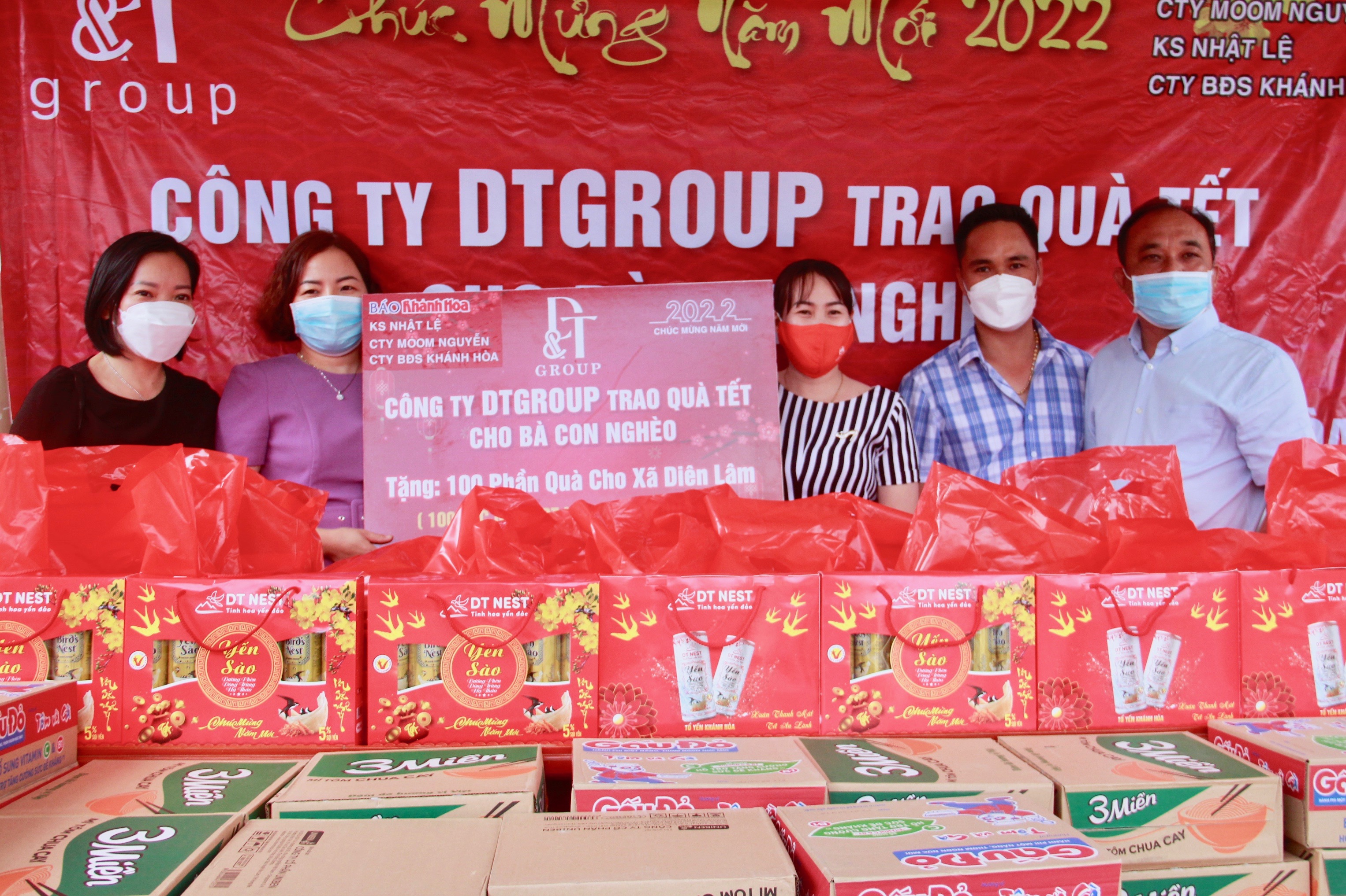 Báo Khánh Hòa cùng các đơn vị trao 500 phần quà cho người dân khó khăn