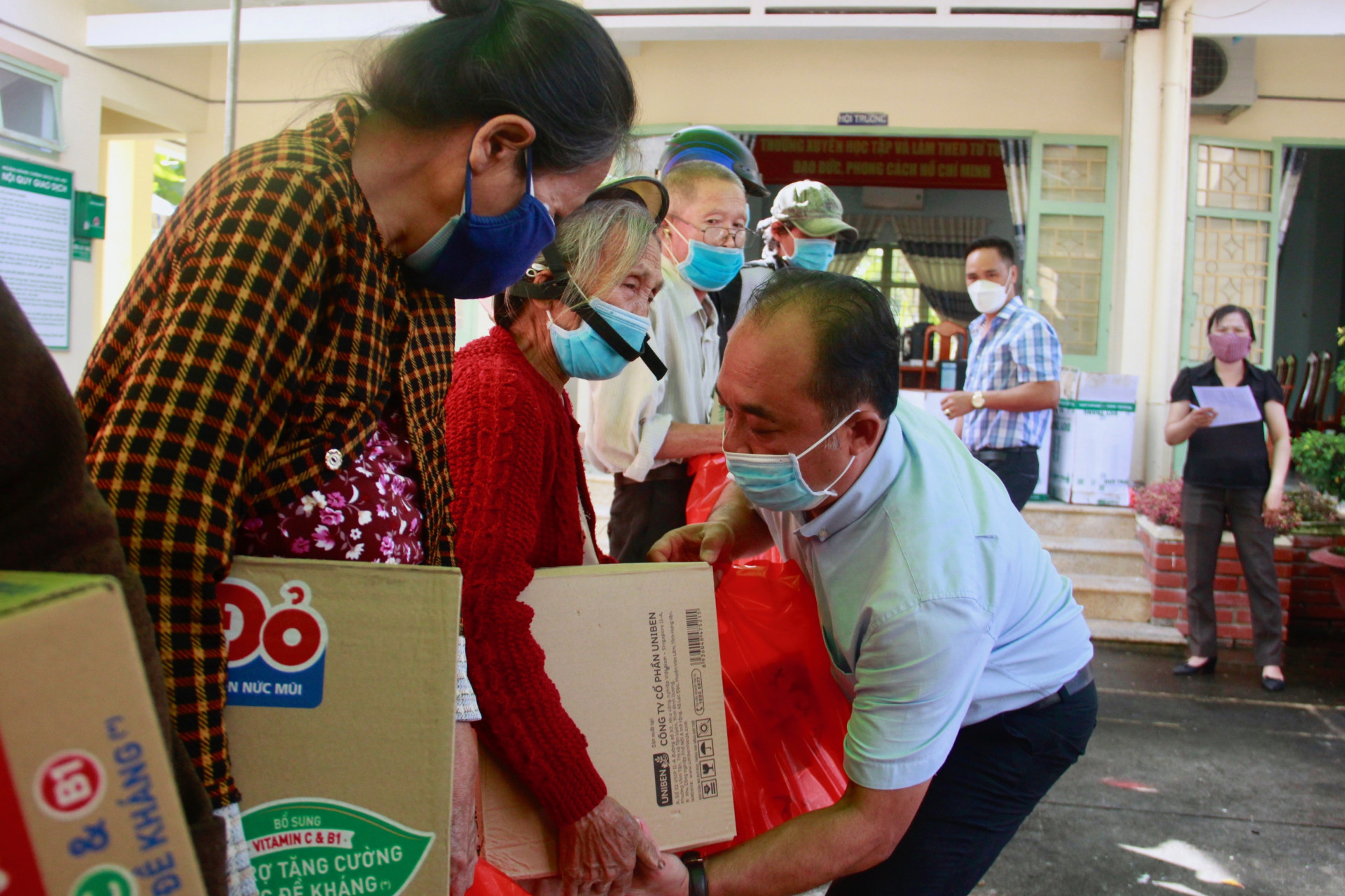 Giám đốc Công ty TNHH SX – TM – XNK D&T trao quà Tết cho người già khó khăn xã Diên Thọ.