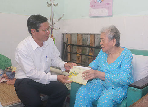 Ông Trần Ngọc Thanh tặng quà cho đại diện gia đình ông Đặng Nhiên