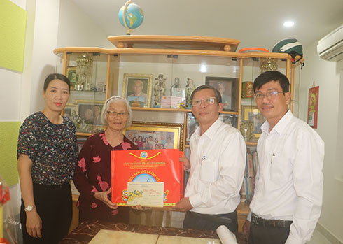 Ông Trần Ngọc Thanh (thứ 2 từ phải qua) tặng quà cho đại diện gia đình ông Bùi Hồng Phúc