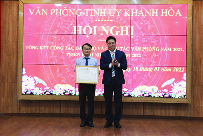 Ông Nguyễn Khắc Toàn trao bằng khen của UBND tỉnh cho Văn phòng Tỉnh ủy.