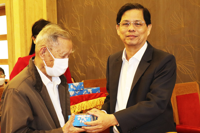 Đồng chí Nguyễn Tấn Tuân tặng quà cho các đồng chí cán bộ,  công chức Văn phòng UBND tỉnh đã nghỉ hưu.