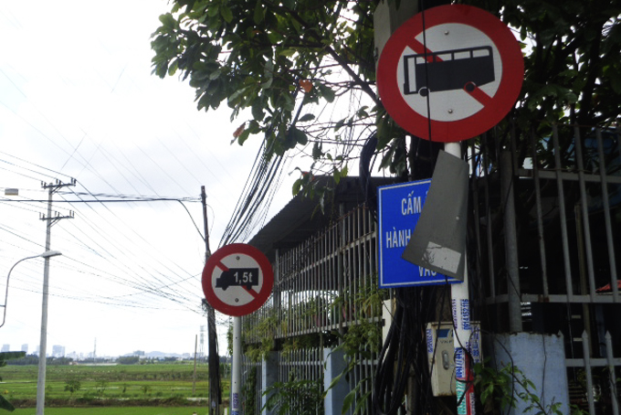 Cần chỉnh trang lại biển báo