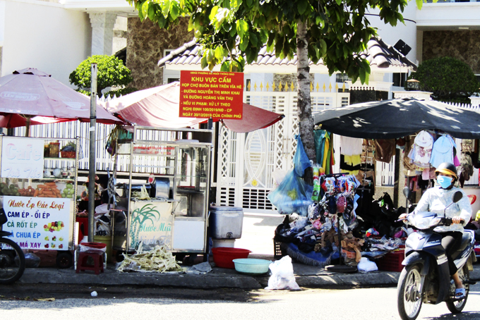 Cấm nhưng vẫn buôn bán trên vỉa hè