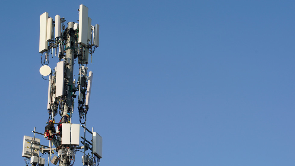Một đội nhân viên Verizon lắp đặt thiết bị mạng 5G tại Orem, Utah. Ảnh: Reuters