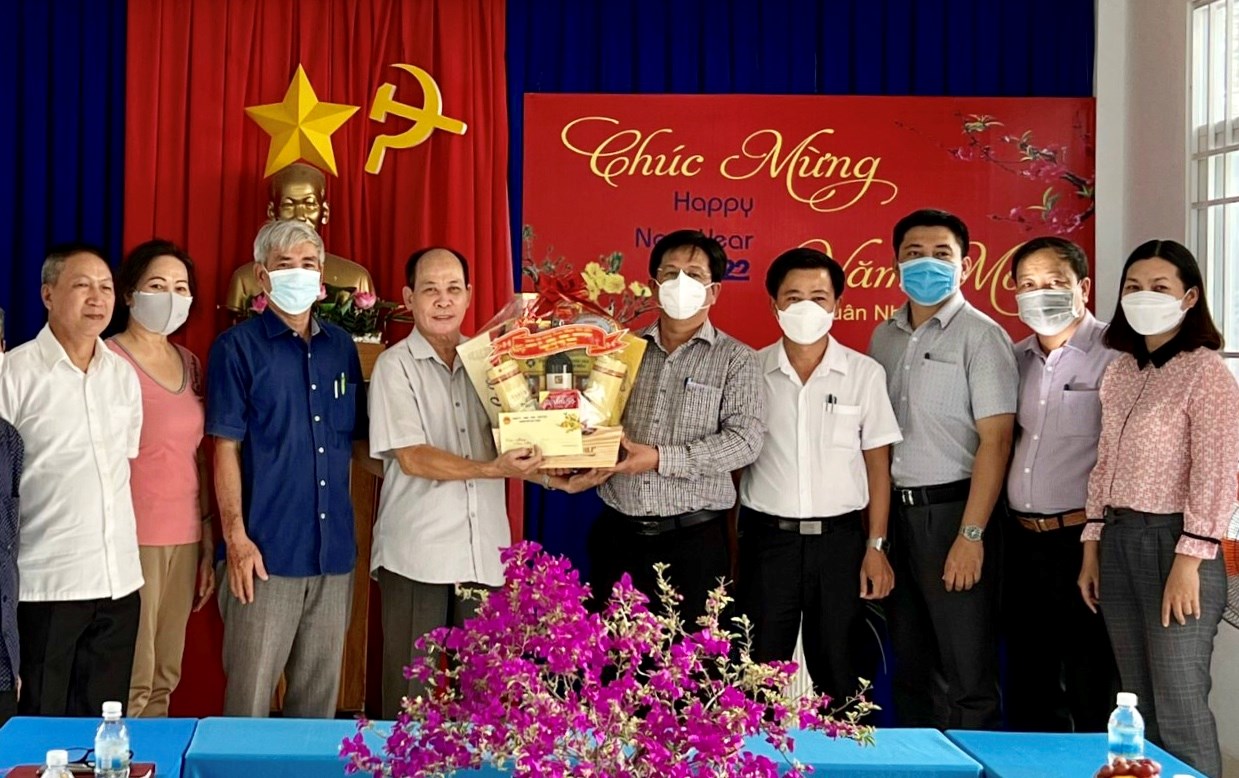 Hồ Văn Mừng chúc Tết người dân tổ dân phố 2 Phước An Hòa (phường Phước Hải). 