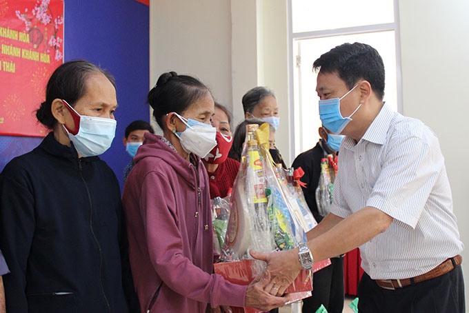 Báo Khánh Hòa và các đơn vị tặng quà Tết cho hộ nghèo, hộ khó khăn xã Suối Cát