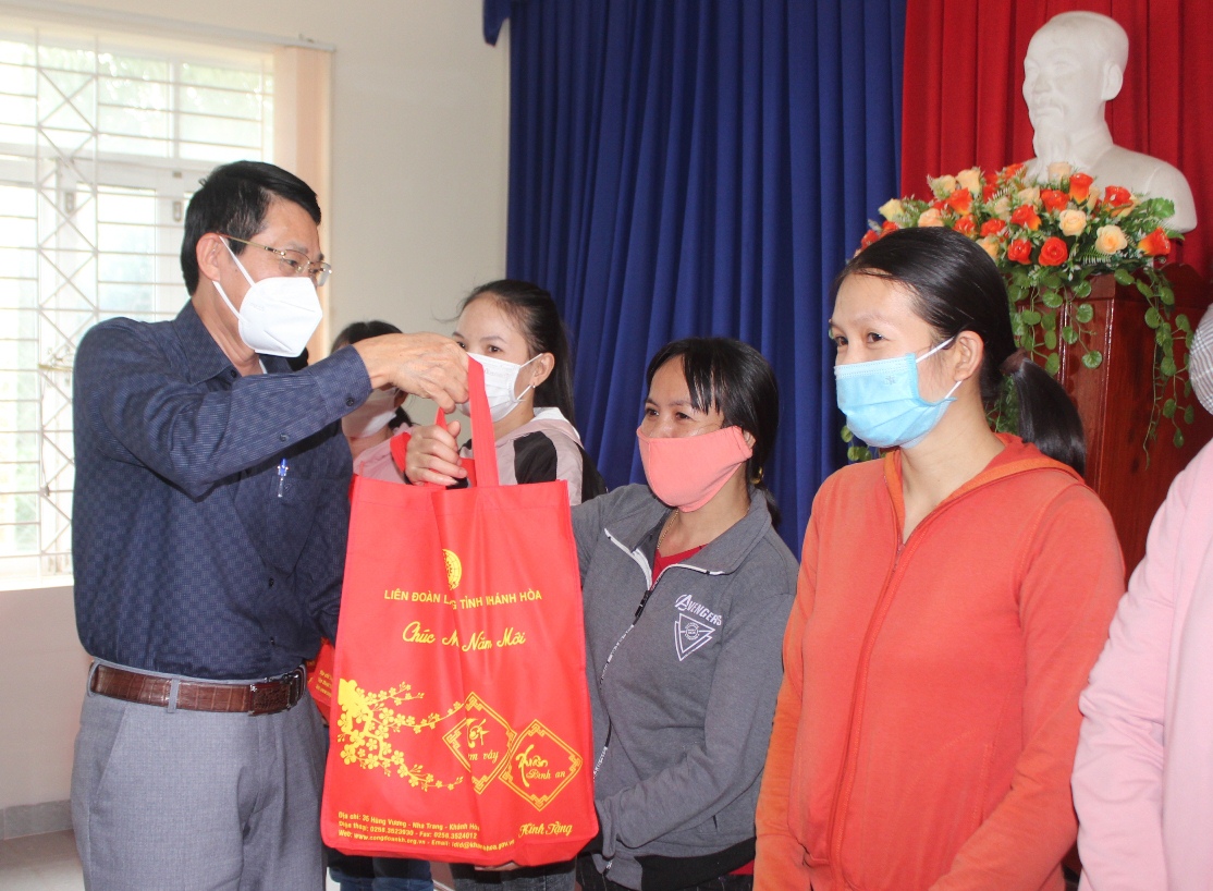 Ông Đinh Văn Thiệu trao quà Tết cho công nhân Công ty TNHH Sản xuất - Thương mại May mặc Việt Phát.