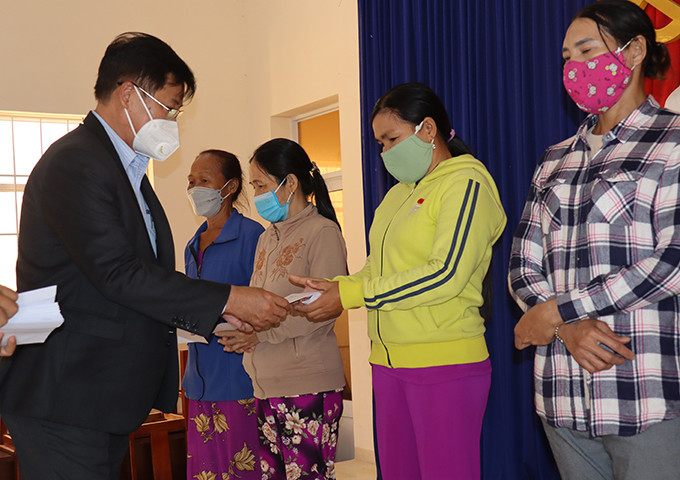 Ông Nguyễn Trọng Hoàng trao quà tết cho người nghèo xã Vạn Thạnh (huyện Vạn Ninh)