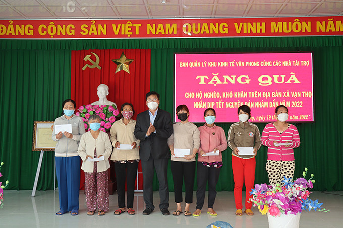 Lãnh đạo Ban quản lý Khu kinh tế Vân Phong trao quà cho người dân xã Vạn Thọ